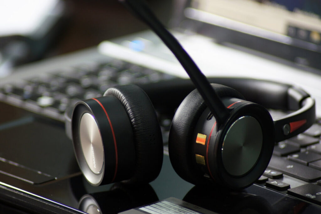 headset-preto-em-cima-de-um-notebook-preto