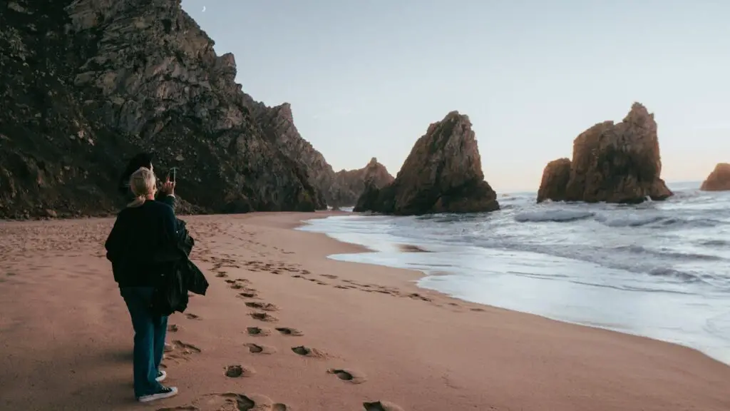 casal-tirando-foto-na-praia