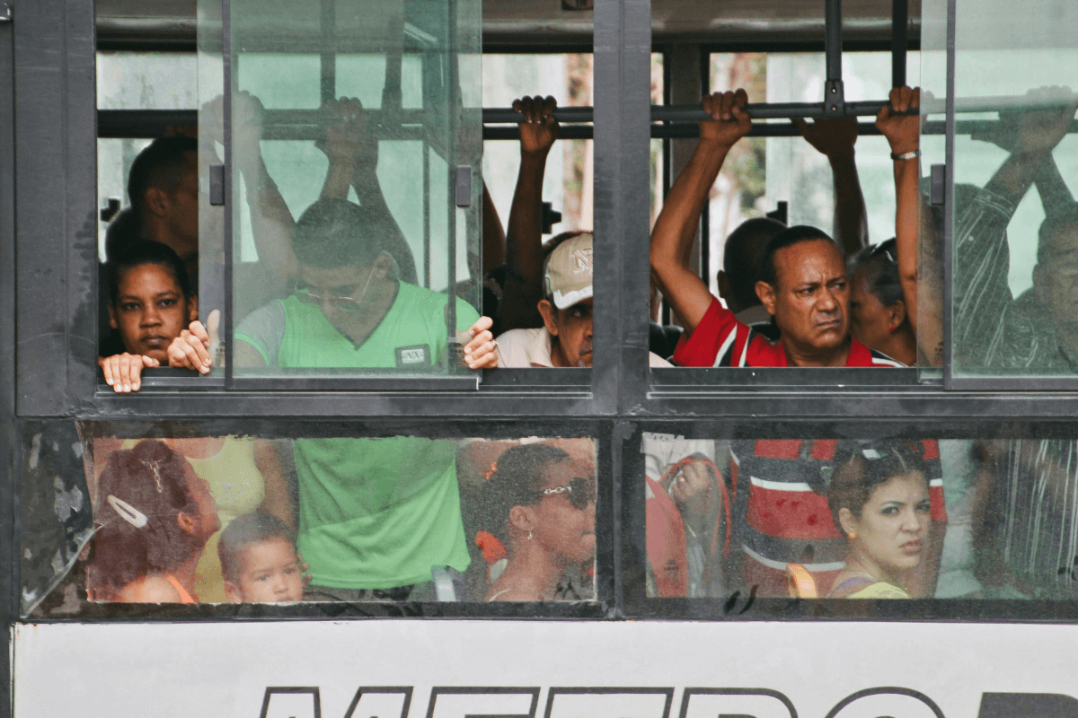 Passageiros em um ônibus de transporte público lotado durante o trajeto diário da rotina.