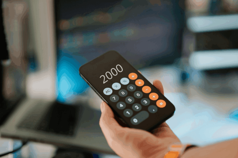 Mão segurando um celular exibindo o número 2000 na calculadora, ilustrando a análise matemática do valor real dos pontos no Microsoft Rewards.