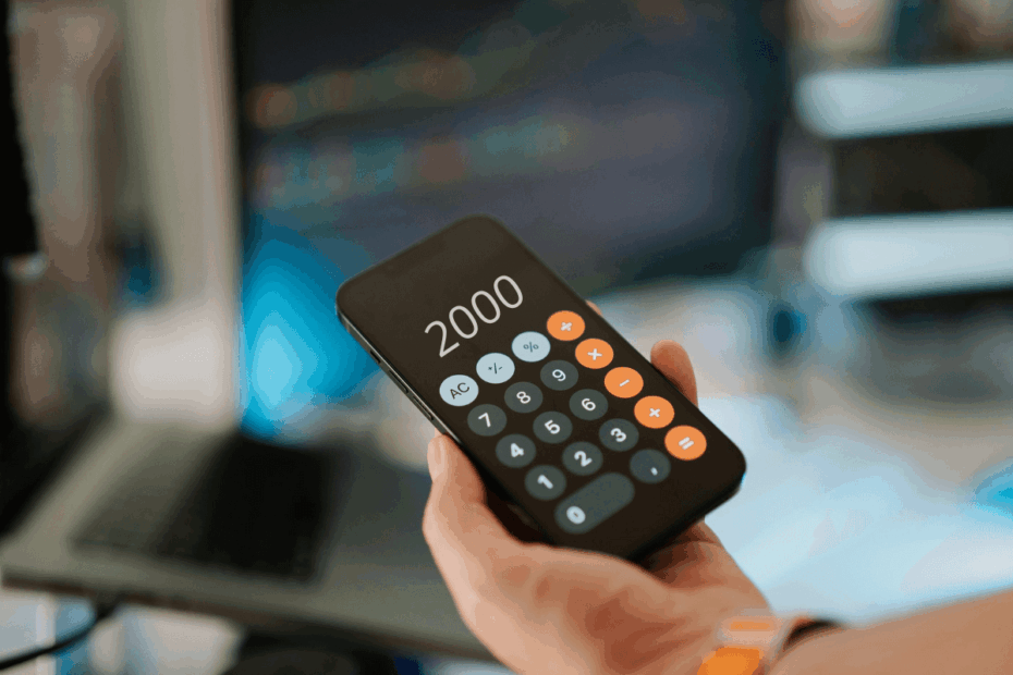 Mão segurando um celular exibindo o número 2000 na calculadora, ilustrando a análise matemática do valor real dos pontos no Microsoft Rewards.