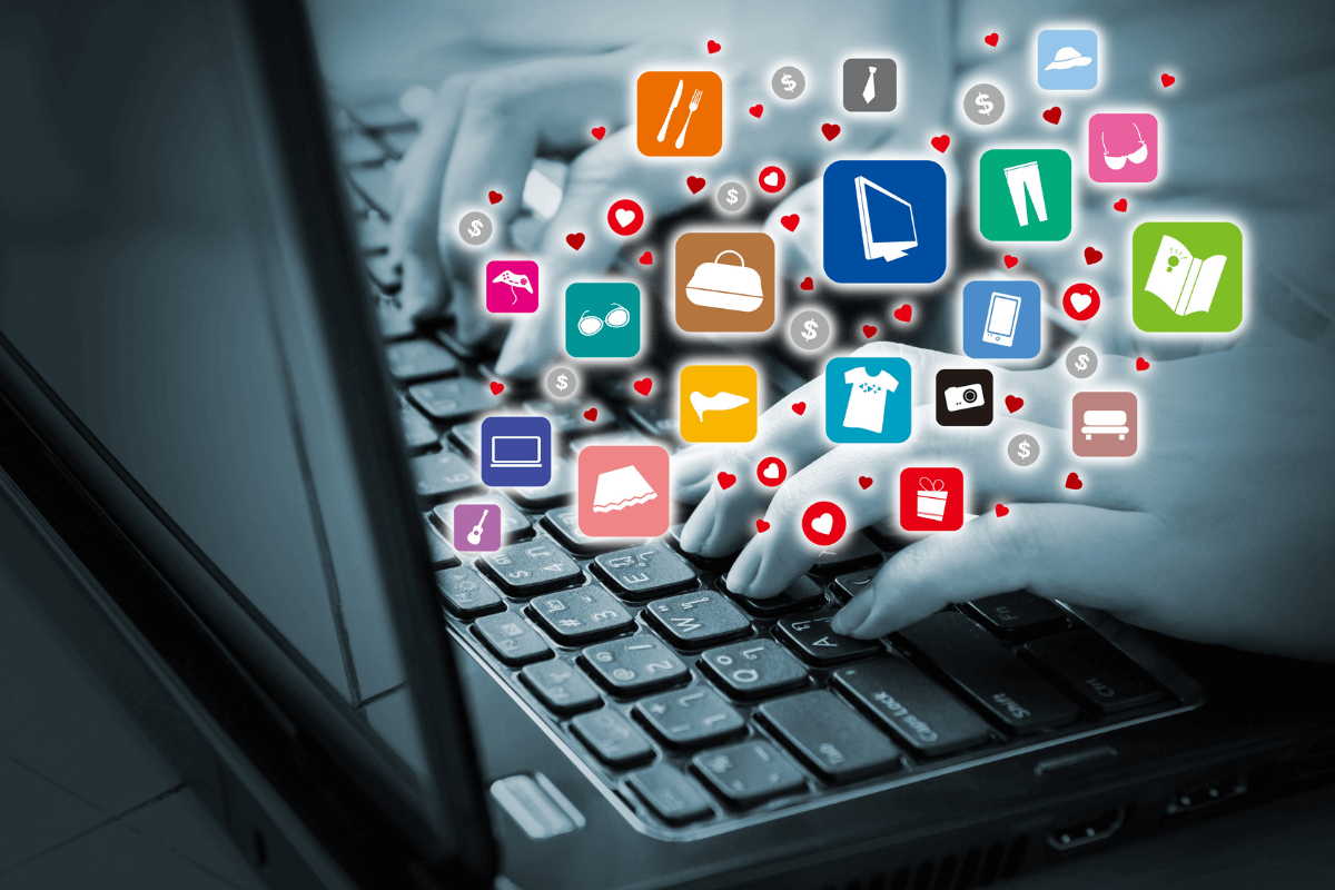 Mãos digitando em um notebook com ícones de presentes e compras flutuando, representando a estratégia de realizar pesquisas diárias no PC para acumular pontos rapidamente.