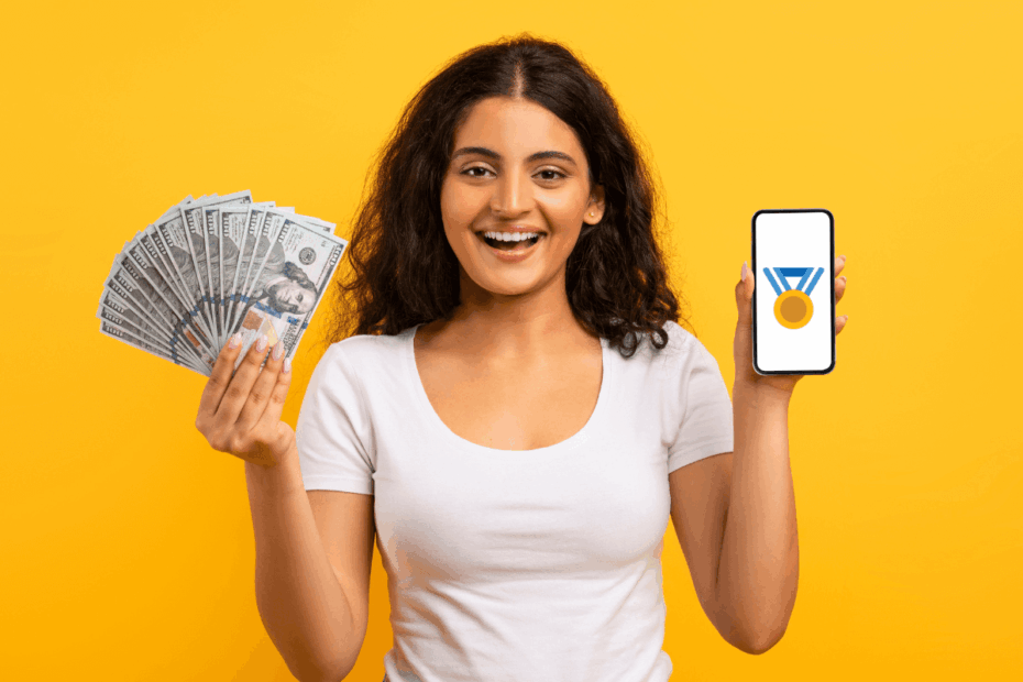 Mulher sorrindo segurando notas de dinheiro e um celular com ícone de medalha, ilustrando a prova de que o Microsoft Rewards é confiável e paga recompensas reais aos usuários.