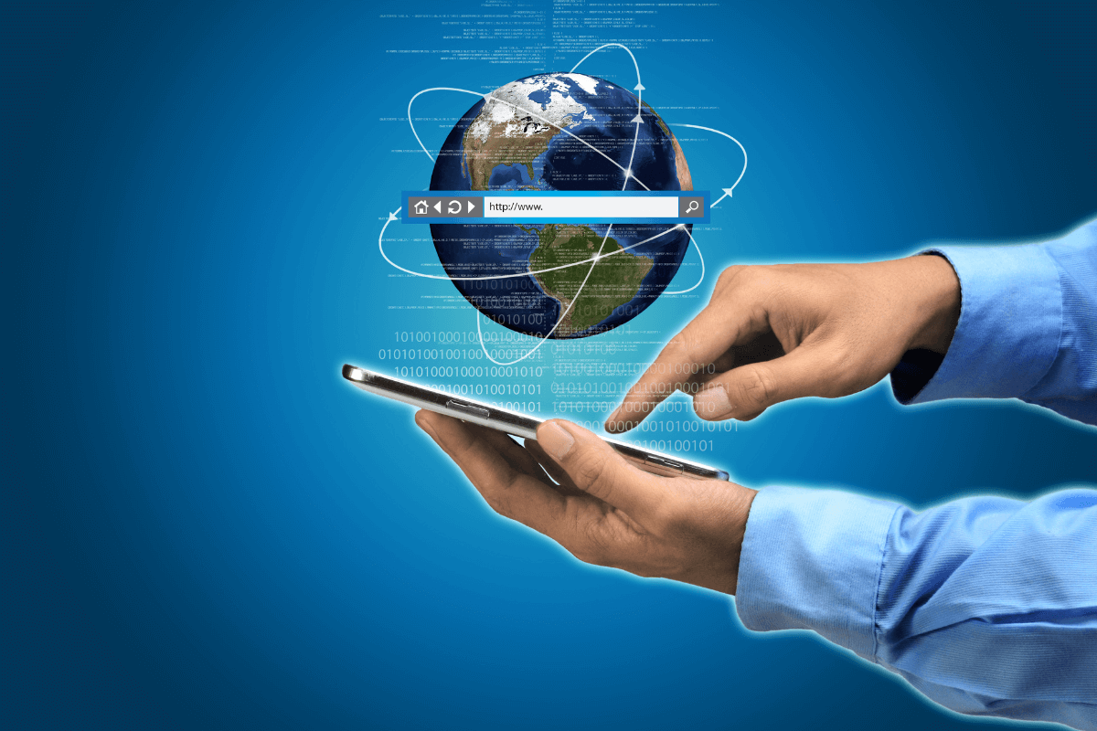 Mãos utilizando um tablet com uma barra de pesquisa digital e um globo ao fundo, ilustrando a rotina de realizar buscas diárias para acumular pontos no Microsoft Rewards.