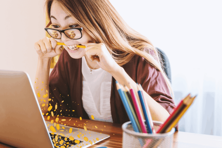 Mulher com expressão de surpresa e cifrões nos óculos vendo moedas digitais saindo da tela do notebook, ilustrando o potencial financeiro do Microsoft Rewards.