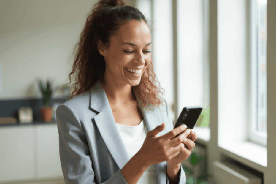 Pessoa utilizando notebook para acessar o painel de pesquisas do Ysense