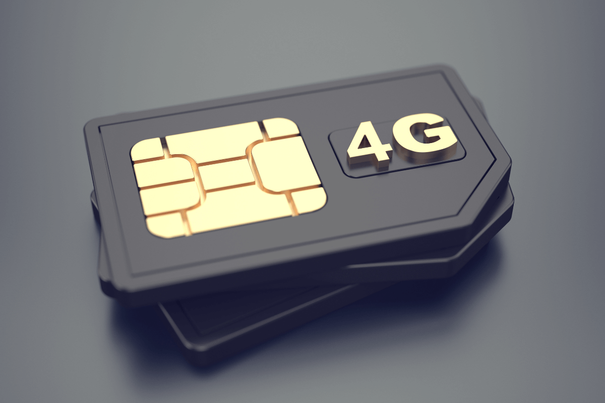 Renderização 3D em detalhe de um cartão SIM preto com a inscrição 4G dourada, representando o uso de redes móveis e franquias de dados em smartphones.