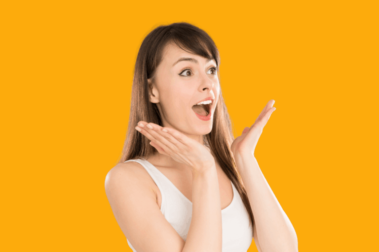 Mulher com expressão de choque positivo e felicidade, ilustrando a reação de quem acabou de descobrir como chegar no nível 2 do Microsoft Rewards rapidamente.