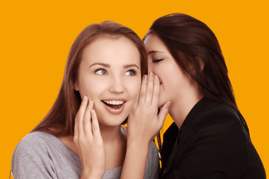 Mulher sussurrando no ouvido da amiga o segredo de como transformar pontos do Microsoft Rewards em dinheiro, com fundo amarelo vibrante.