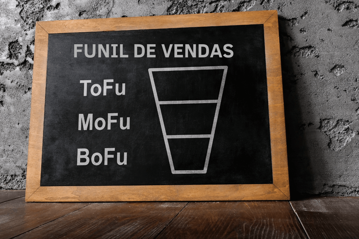 Quadro negro ilustrando as três etapas do funil de vendas: ToFu (topo), MoFu (meio) e BoFu (fundo), essenciais para estratégia de email marketing.