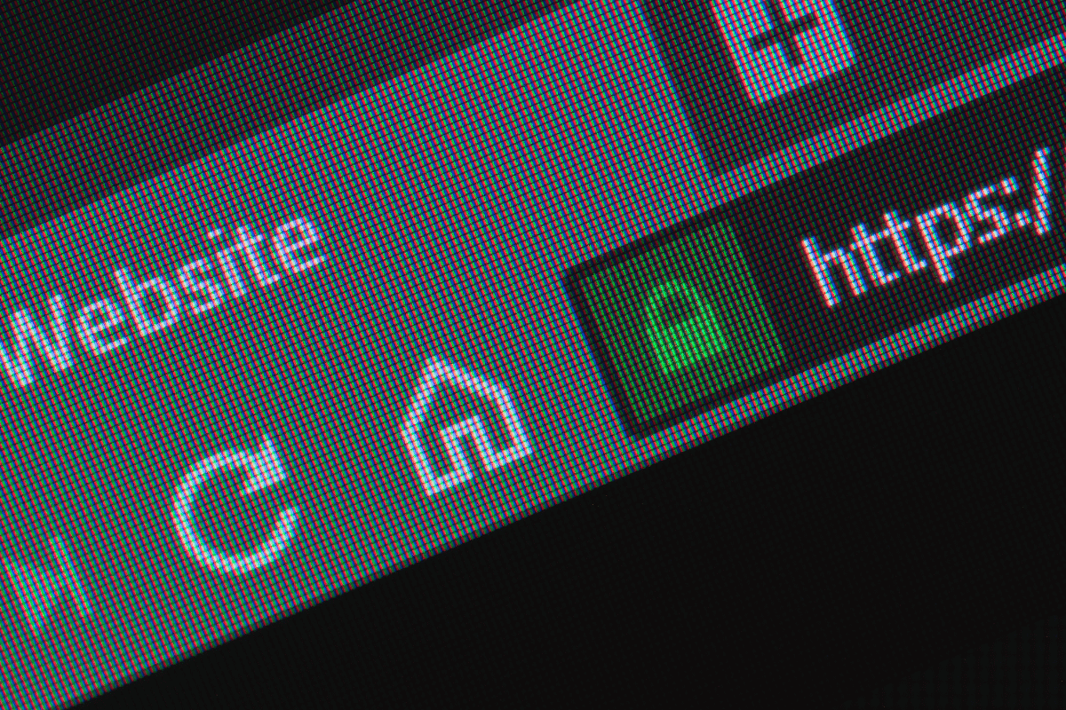 Close-up em pixels da barra de endereço de um navegador web exibindo o ícone de cadeado verde e o protocolo HTTPS, indicando conexão segura em um site de pesquisas.