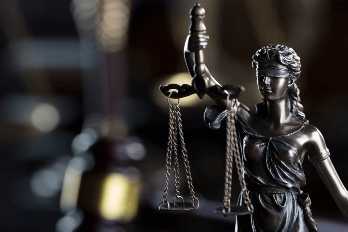 Estátua da justiça ilustrando os benefícios fiscais da Lei Beckham para nômades digitais na Espanha