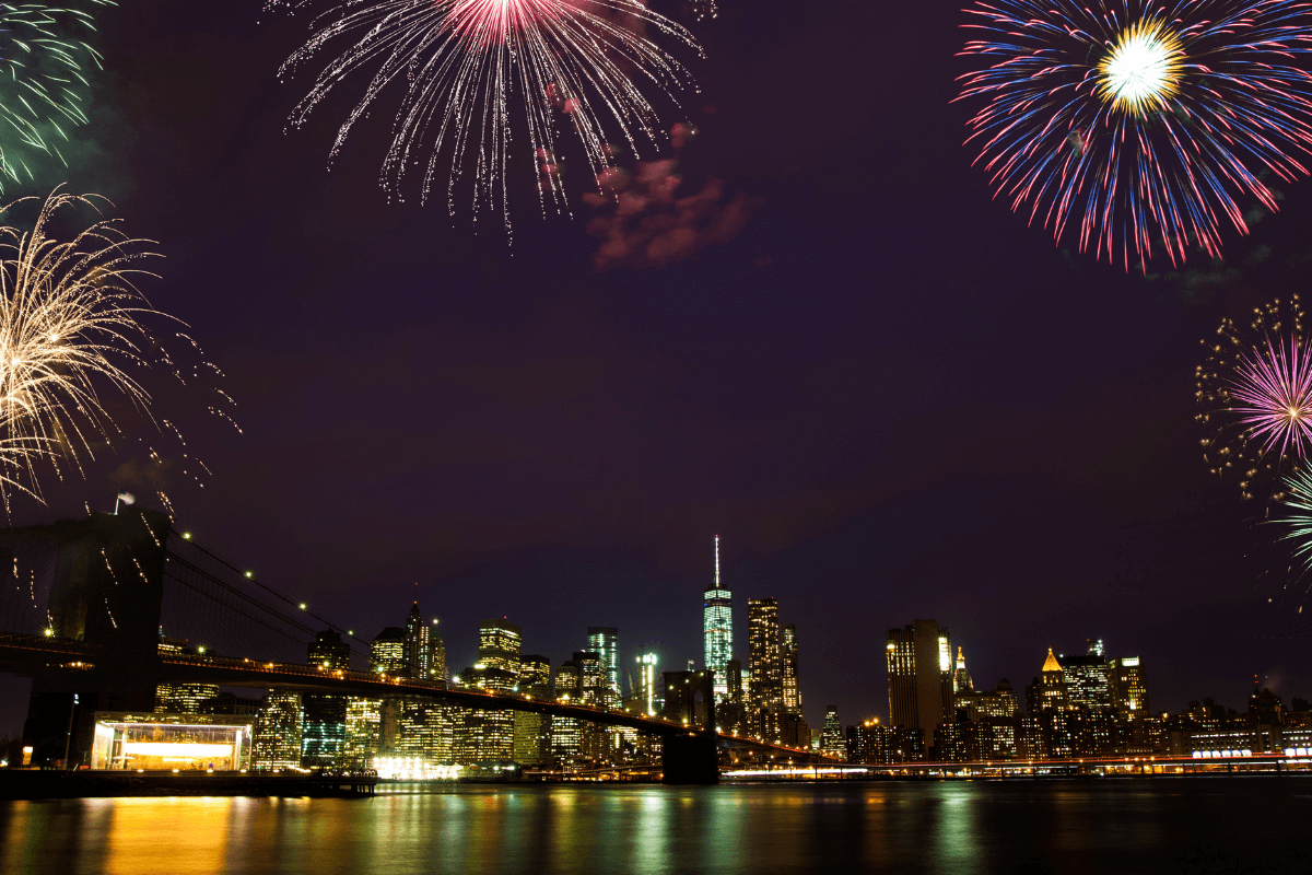 Queima de fogos de artifício sobre a cidade ilustrando a confusão comum de que o saldo do programa zera automaticamente no final do calendário civil.