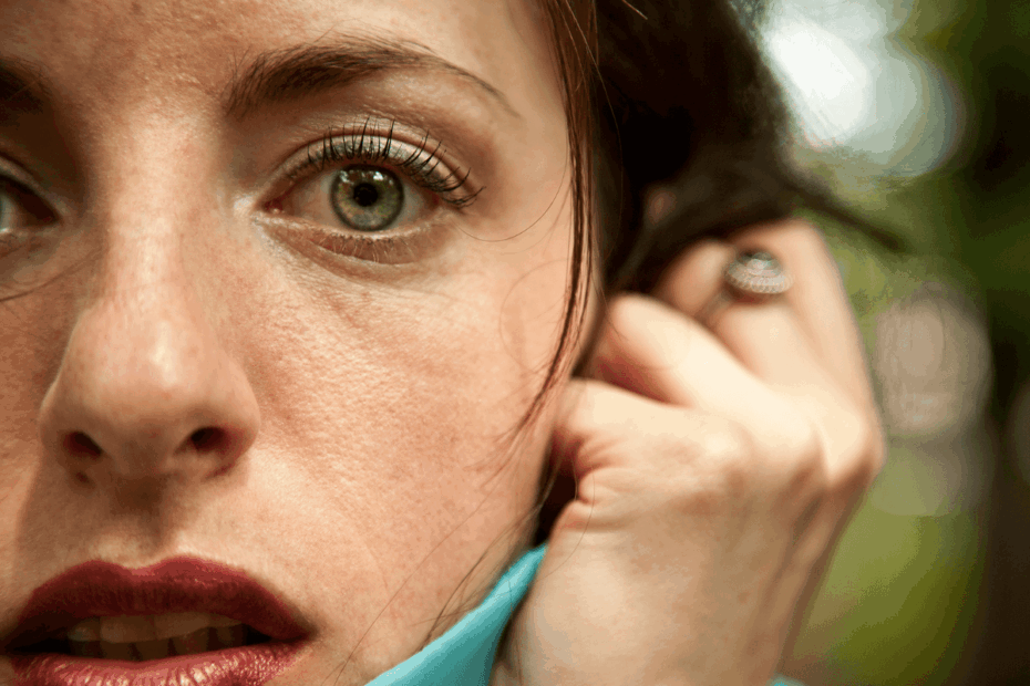 Rosto de mulher com expressão de dúvida e surpresa, representando o questionamento comum: O mercado de afiliados é seguro?