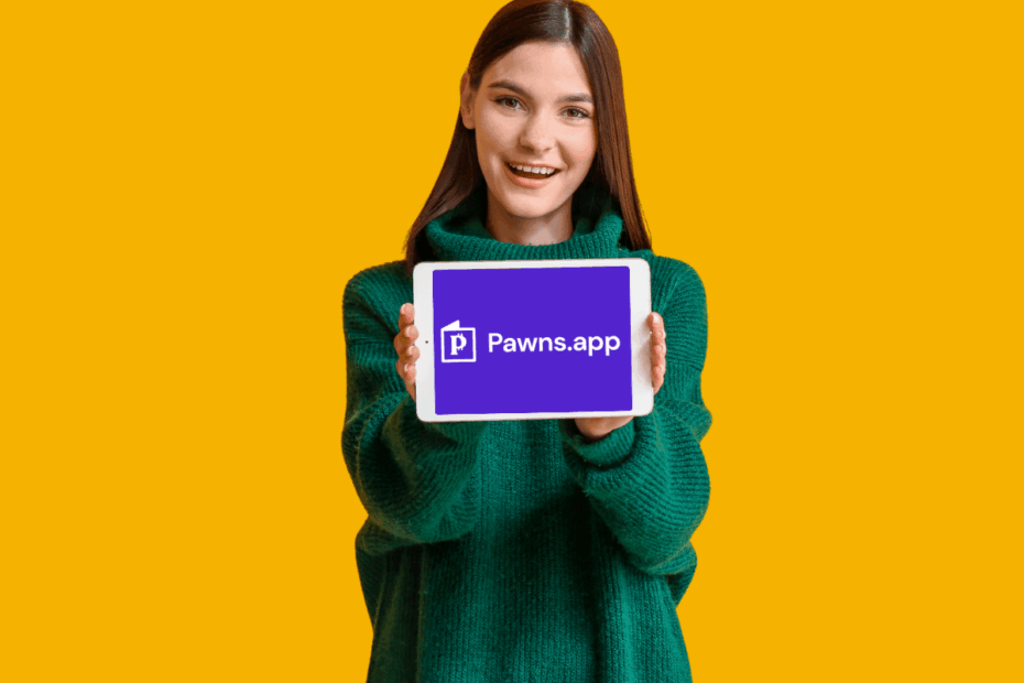 Mulher sorrindo e segurando um tablet com a logo oficial do Pawns App, ilustrando o artigo de análise sobre a confiabilidade e segurança da plataforma.
