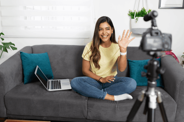 Jovem gravando vídeo para internet na sala de casa, representando que a qualidade do conteúdo é mais importante que a quantidade de seguidores para ser afiliado do Mercado Livre.