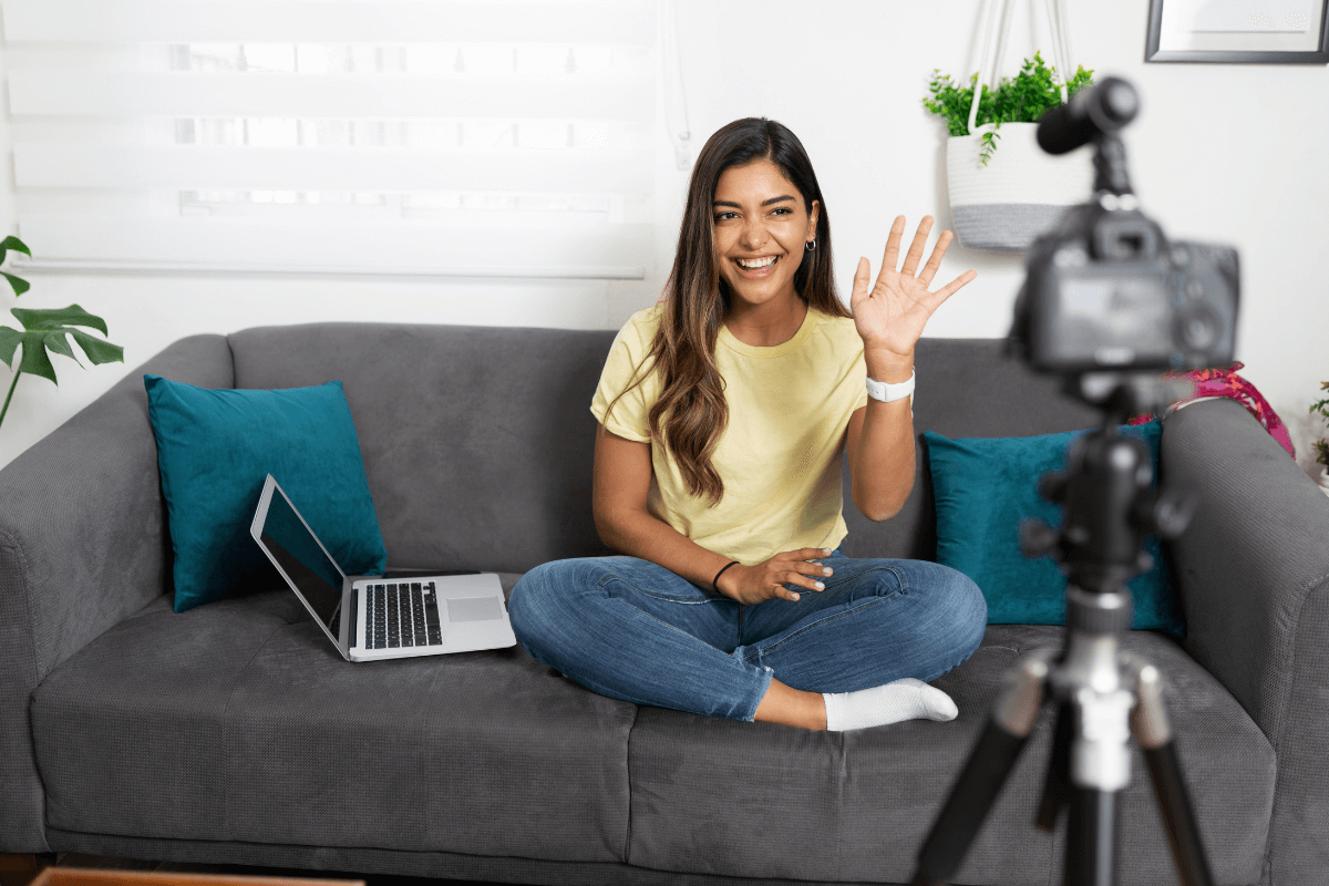 Jovem gravando vídeo para internet na sala de casa, representando que a qualidade do conteúdo é mais importante que a quantidade de seguidores para ser afiliado do Mercado Livre.