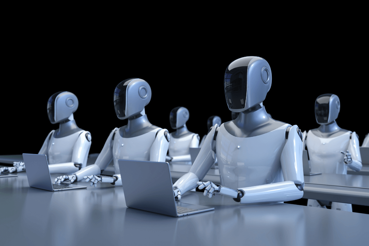 Fileira de robôs operando laptops, simbolizando o uso de scripts de automação e bots que levam ao cancelamento da conta por atividade suspeita.